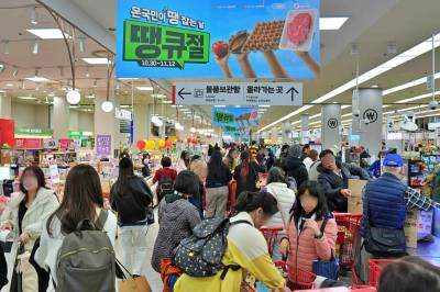 ‘창사 이래 최초’ 냉장 연어 반값…롯데마트·슈퍼, ‘땡큐절’ 2주차도 역대급 할인