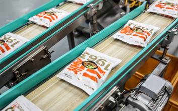 ‘불닭 원툴’ 삼양식품, 36년 만의 ‘소기름 라면’ 먹힐까 [우지의 귀환]②