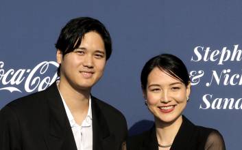 '1조 원의 아내' 다나카 마미코, 또 한 번 검소 행보…아이폰 13 미니 화제