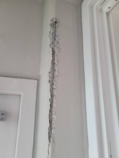 "신축 아파튼데 철근 튀어나와…스트레스 받아 미칠듯"