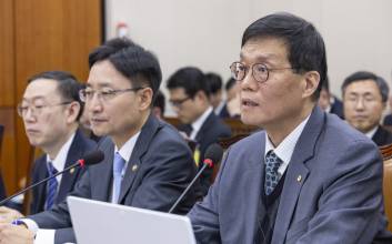 이창용 한은 총재 “통화 완화 방향 전환, 새로운 데이터에 달렸다”