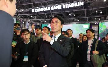 김민석 총리 지스타 찾아 "게임 산업으로 정착하도록 규제 풀 것"