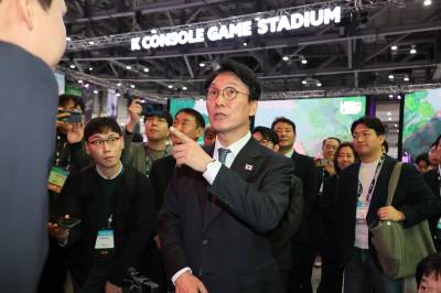 김민석 총리 지스타 찾아 "게임 산업으로 정착하도록 규제 풀 것"