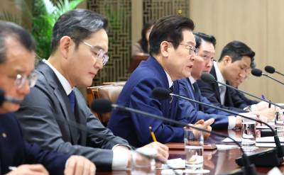 李대통령, '규제 전면 재정비' 약속…"기업활동 장애 최소화"