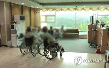 고령화에 요양 인력 ‘11만명 공백’…외국인 돌봄 인력 제도화 필요