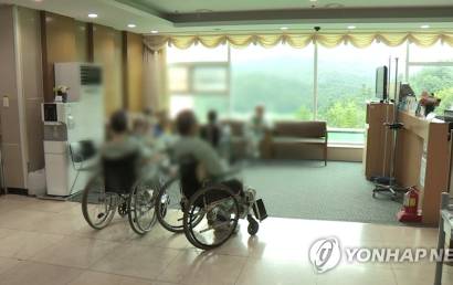 고령화에 요양 인력 ‘11만명 공백’…외국인 돌봄 인력 제도화 필요