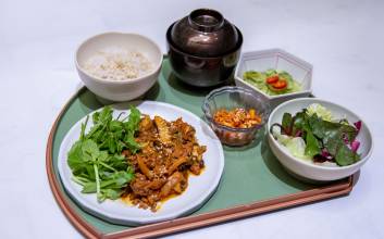 “제육볶음 먹어도 살 빠져요”…‘다이어터’ 정 대리가 매일 구내식당 찾는 이유 [가봤어요]