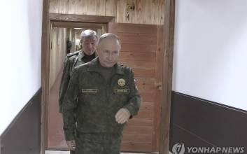 러시아 "하르키우 주요 도시 쿠피안스크 완전 장악"…푸틴, 군복 입고 전선 지휘소 방문