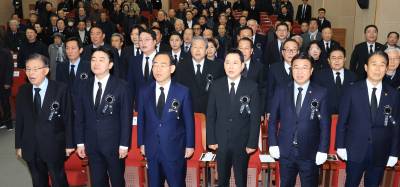 조국 "김영삼 정치는 혁신당 DNA"…국힘 "YS는 표창장위조 안해"