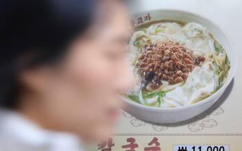 “칼국수도 비싸서 못 먹겠다” 외식비 상승에 소비자 한숨