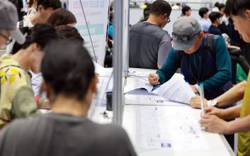 OECD 최고 수준의 노인 고용률…"일해서 사는 나라" 된 한국