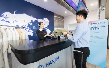 추운 겨울, 무거운 외투는 공항에…대한항공, ‘코트룸 서비스’ 재개