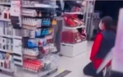 "제지는 엄마가 해요!"…'다이소 직원' 무릎 꿇린 손님에 '시끌'