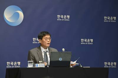 한은, 기준금리 2.5%로 4번 연속 동결…“환율 변동·자금 쏠림·부동산 우려”(종합)