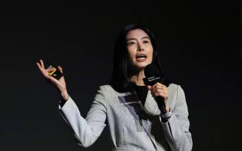 역풍 견딘 카카오… 드디어 마이크 잡은 정신아의 무대