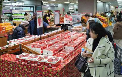 “‘딸기 시즌’ 돌아왔다”…유통업계, 대규모 할인·F&B 서비스 ‘속속’