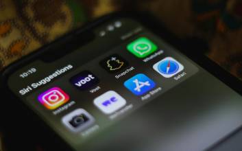 "시리야 왜 말귀를 못 알아듣니"…애플 AI 책임자까지 물러난다