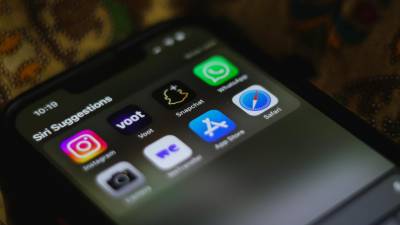 "시리야 왜 말귀를 못 알아듣니"…애플 AI 책임자까지 물러난다