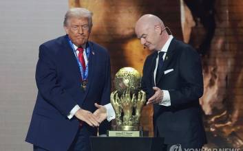 트럼프, 노벨상 대신 FIFA평화상 수상…“수백만 명 생명 구해”