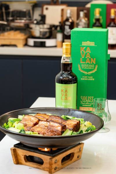 “동파육엔 ‘카발란’…골든블루, 이연복 셰프와 네 번째 협업