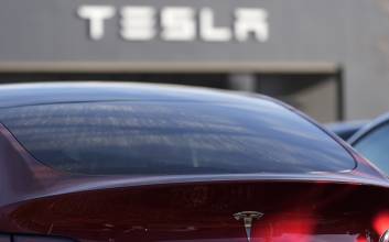 모건스탠리, 테슬라 투자 의견 2년 반 만에 하향…주가 3% 넘게 급락