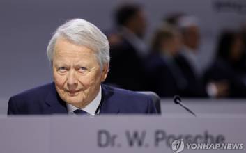 포르셰 회장, 치매 아내와 이혼하고 20세 연하와 네번째 결혼