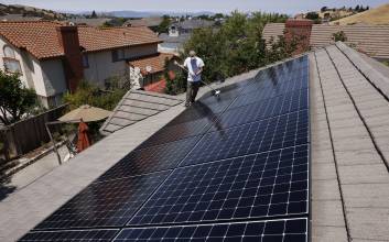 트럼프의 '반(反)친환경'에도…전력난·정책 기대에 신재생 에너지주 급등