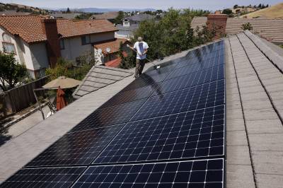 트럼프의 '반(反)친환경'에도…전력난·정책 기대에 신재생 에너지주 급등