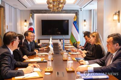 진옥동 신한금융 회장, 우즈베키스탄 사절단과 금융협력 논의