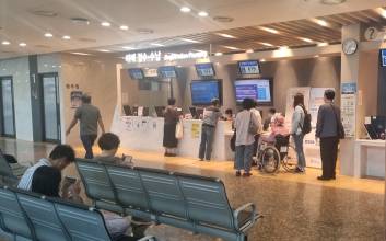 치료비 먼저 주고 생활비 보장까지...변화하는 암보험 트렌드