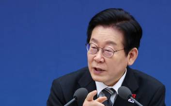 李대통령 "국장 불신이 외환시장까지 영향…조가조작 탈탈 털어야"