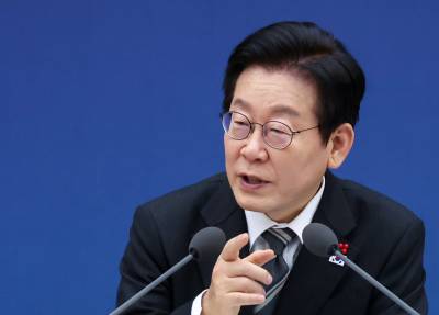 李대통령 "국장 불신이 외환시장까지 영향…조가조작 탈탈 털어야"