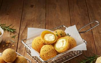 “전 국민 한 번은 맛 봤다”…bhc, 치즈볼 매출 1년 새 54% ‘껑충’