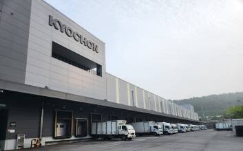 교촌에프앤비, 치킨 업계 최초 '주 6일 배송' 전국 유통망 구축