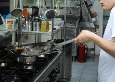 "술 많이 마시는 '잘생긴 직원', 어떡할까요" 자영업자 '갑론을박'