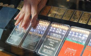 은값 100달러선 '첫 돌파' 안전자산 기대감…금값도 함께 질주