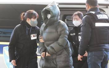 '마약 혐의' 황하나, 롱패딩 '영장 패션' 시끌…"가격이 무려"