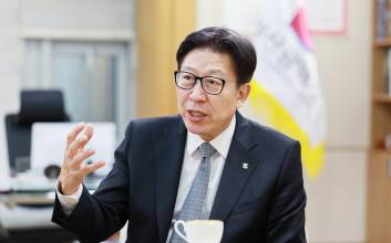 “부산은 더 이상 ‘제2의 도시’가 아니다”…글로벌 허브로 가는 부산의 실험 [이코노 인터뷰]