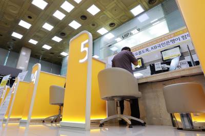 “점포는 줄어도 접점은 늘린다”…오프라인 오픈뱅킹과 ‘시니어 특화’의 진화