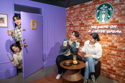 ‘모니카 주방’에서 카푸치노 한 잔…스타벅스, ‘프렌즈’ 팝업스토어 운영