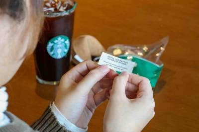 스타벅스, 새해 첫날 '포춘 쿠키 키링' 선물한다