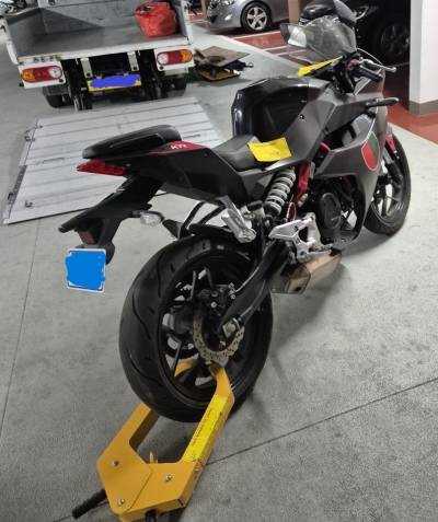 3400만원짜리 오토바이에 달린 샛노란 족쇄, 이게 뭐지?