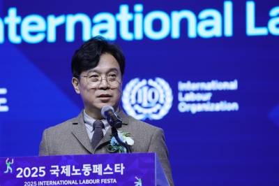 노동장관 "쿠팡 이직 공무원과 접촉 시 패가망신할 줄 알아라"