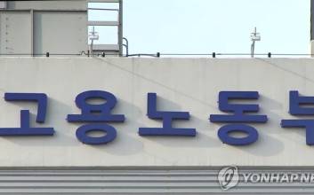 정규직은 더 빨리 올랐다…비정규직 임금 격차 10년 전으로 후퇴