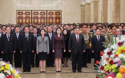 김주애, 신년 참배 첫 동행…김정은과 부녀 애정 장면도 공개