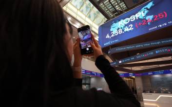올해도 반도체株 달린다…삼성전자·SK하이닉스 신고가, 코스피 사상 최고