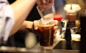 "컵값이 왜 따로 찍혀요?"…플라스틱 감축 정책에 소상공인들 '속앓이'