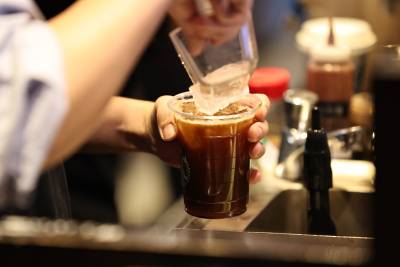 "컵값이 왜 따로 찍혀요?"…플라스틱 감축 정책에 소상공인들 '속앓이'