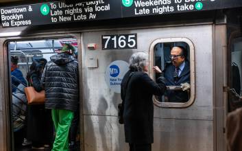 "10센트가 쌓이면 분노"…뉴욕 지하철 요금 3달러 시대에 시민들 반발