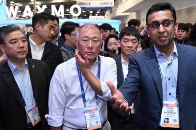 中 찍고 美로…정의선 회장, CES 현장 발로 뛰었다